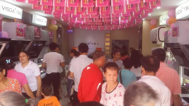 消费者蜂拥而至 消费者蜂拥而至